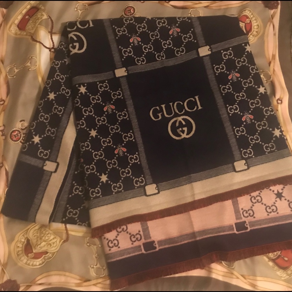 Gucci GG Bee Print Scarf